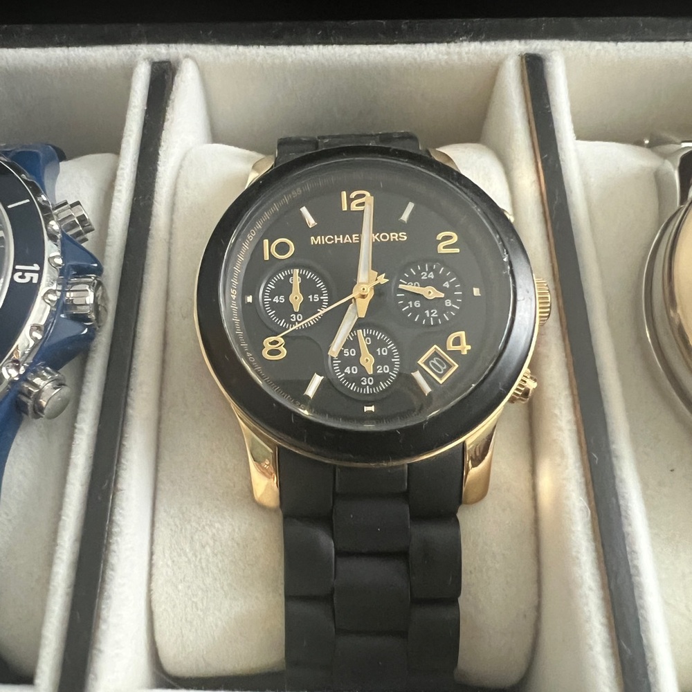 MICHAEL JORS black rubber strap